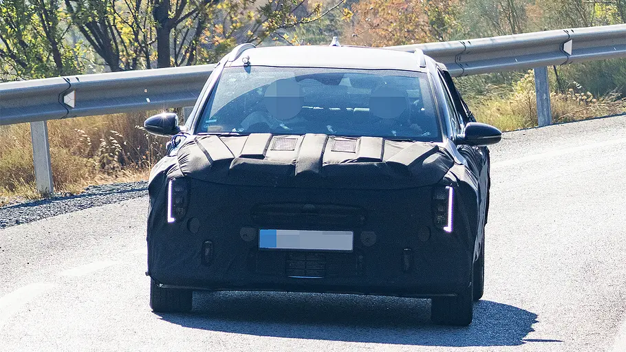 Blick von vorne auf den fahrenden Erlkönig des Kia XCeed Facelift (2026).