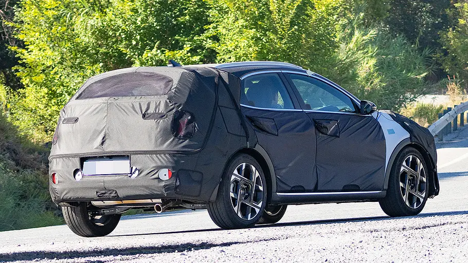 Blick von schräg hinten auf den fahrenden Erlkönig des Kia XCeed Facelift (2026).