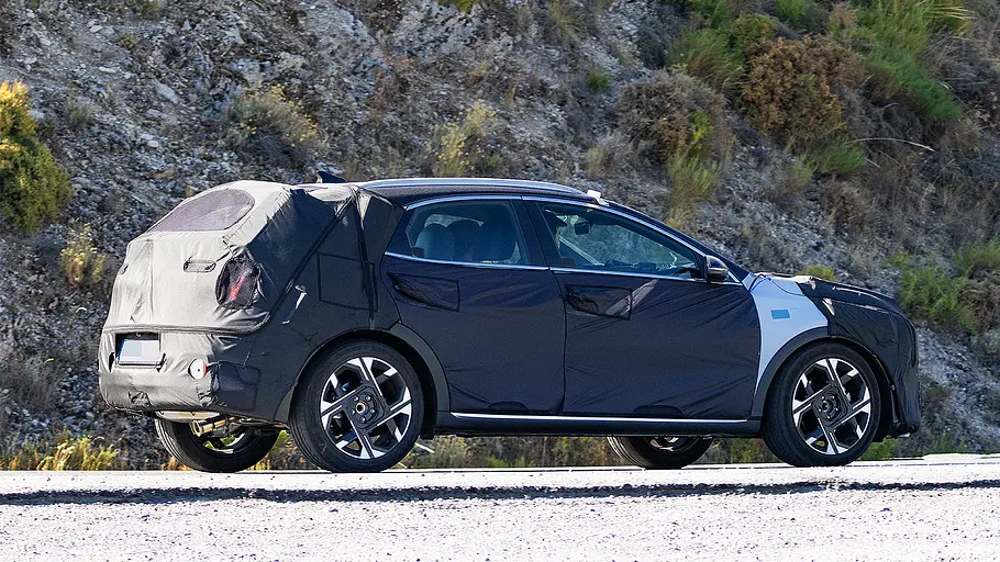 Blick von der Seite auf den fahrenden Erlkönig des Kia XCeed Facelift (2026).