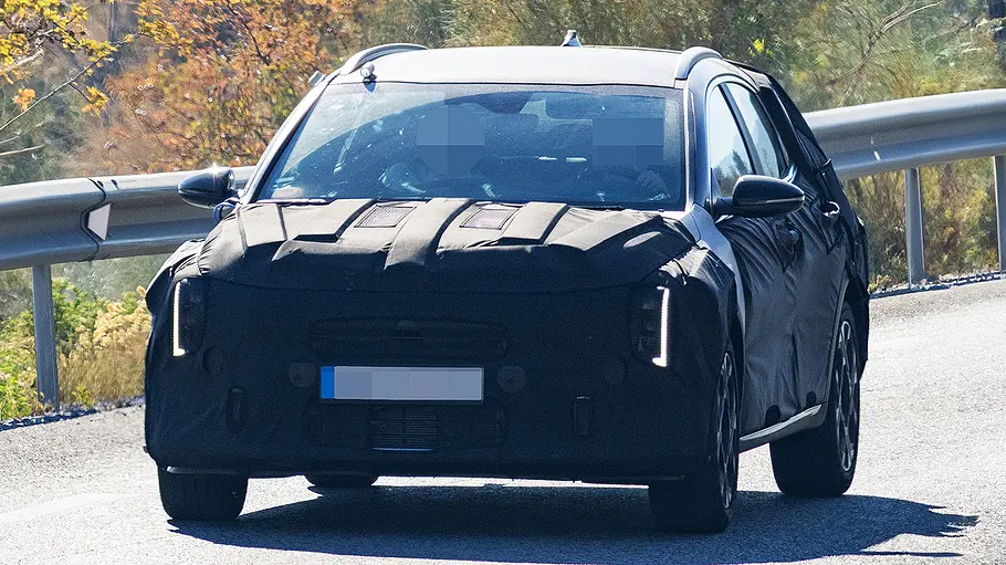 Blick von schräg vorne auf den fahrenden Erlkönig des Kia XCeed Facelift (2026).