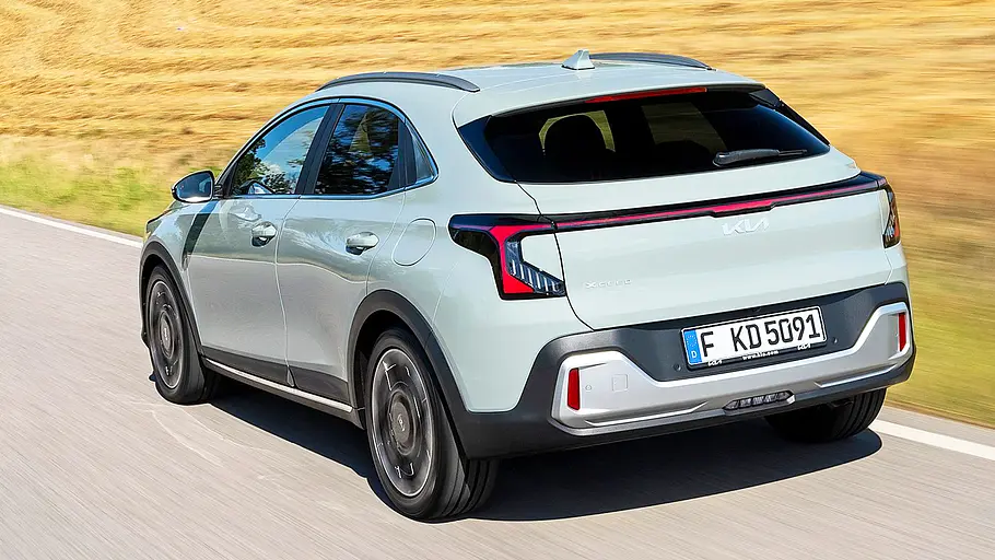 Kia XCeed Facelift (2026) Blick von schräg hinten auf den fahrenden Kia XCeed Facelift (2026).