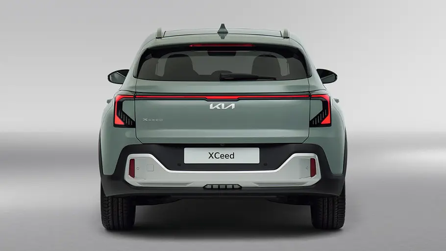 Das Kia XCeed Facelift (2026) in Studioatmosphäre fotografiert von schräg vorne.