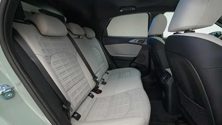 Das Kia XCeed Facelift (2026) in Studioatmosphäre fotografiert von schräg vorne.