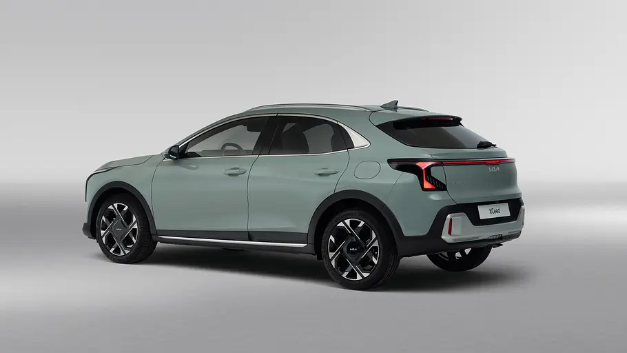 Das Kia XCeed Facelift (2026) in Studioatmosphäre fotografiert von schräg vorne.