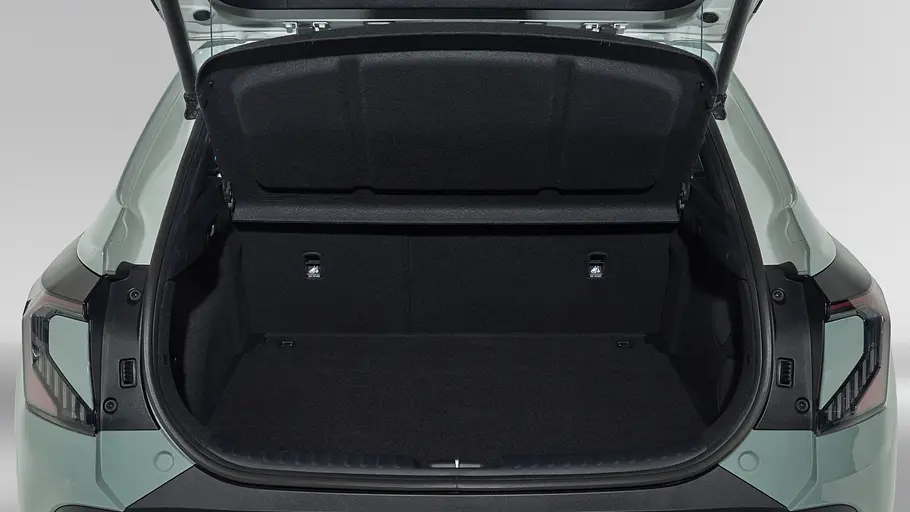 Das Kia XCeed Facelift (2026) in Studioatmosphäre fotografiert von schräg vorne.