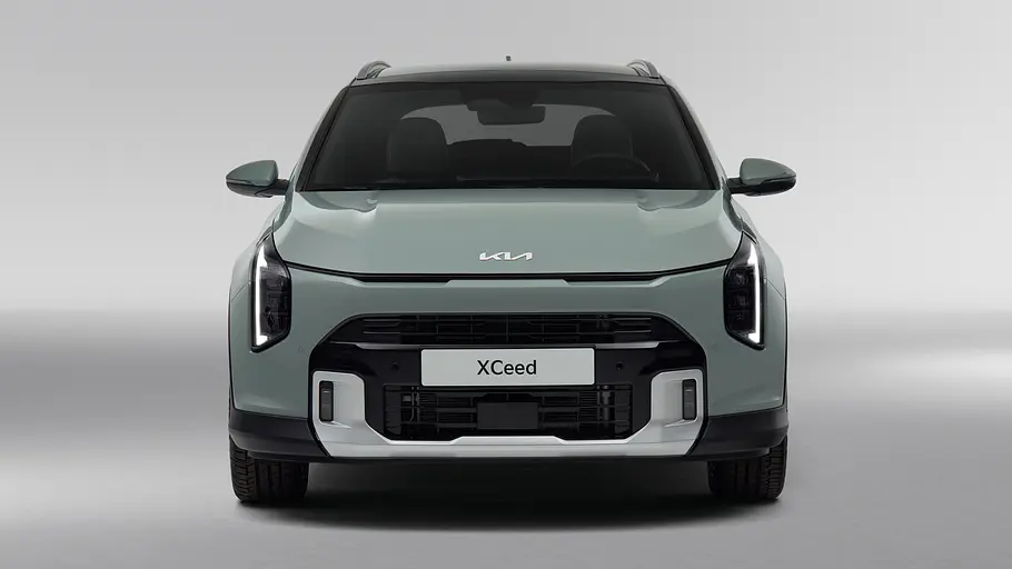 Das Kia XCeed Facelift (2026) in Studioatmosphäre fotografiert von schräg vorne.