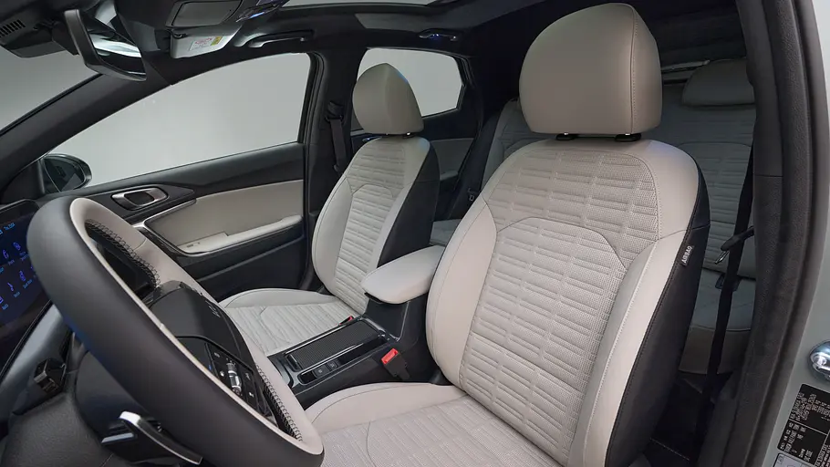 Das Kia XCeed Facelift (2026) in Studioatmosphäre fotografiert von schräg vorne.