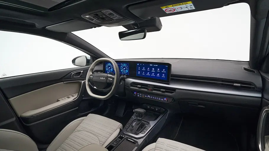 Das Kia XCeed Facelift (2026) in Studioatmosphäre fotografiert von schräg vorne.
