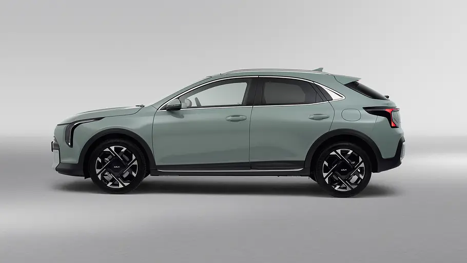 Das Kia XCeed Facelift in Studiokulisse fotografiert von der Seite.
