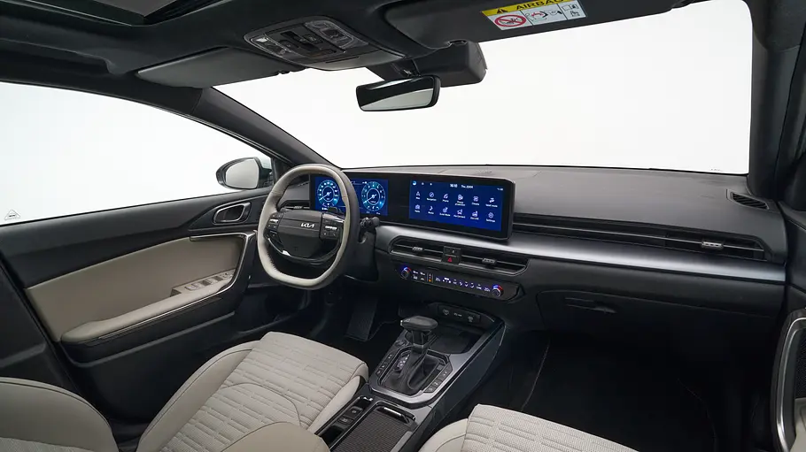 Das Cockpit des Kia XCeed Facelift fotografiert aus der Perspektive der Person auf dem Beifahrersitz.