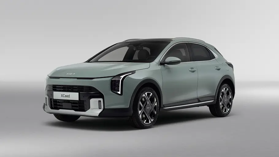 Das Kia XCeed Facelift in Studiokulisse fotografiert von schräg vorne.