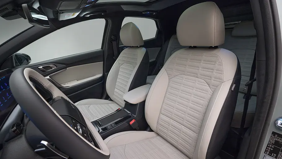Die Vordersitze im Kia XCeed Facelift fotografiert durch die geöffnete Fahrertür.