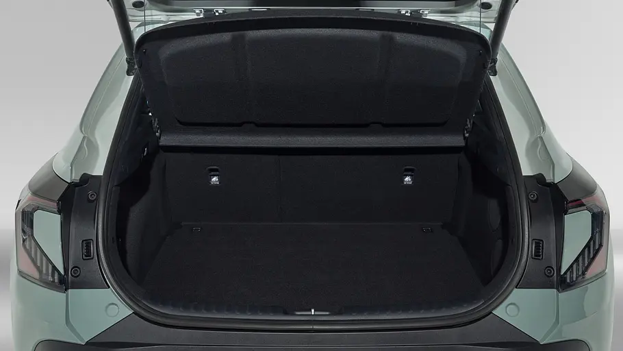 Das Kia XCeed Facelift in Studiokulisse fotografiert von schräg vorne.