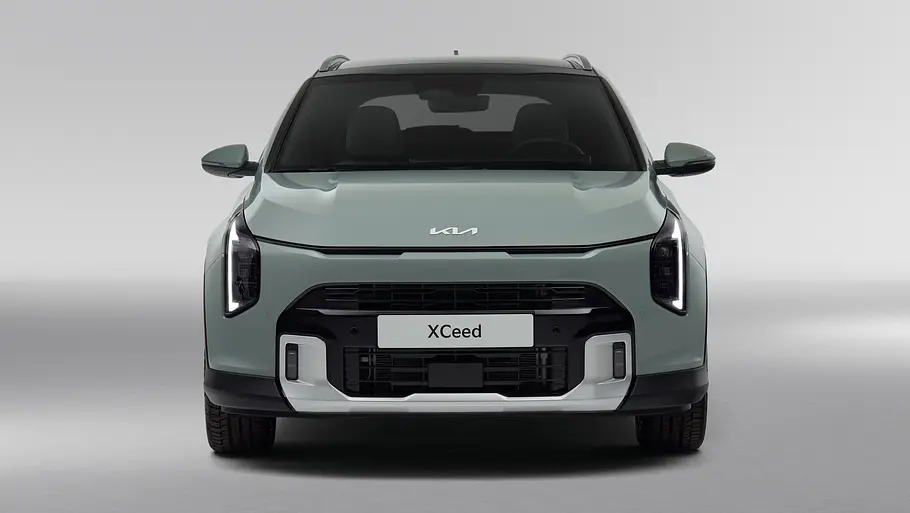 Das Kia XCeed Facelift in Studiokulisse fotografiert von schräg vorne.