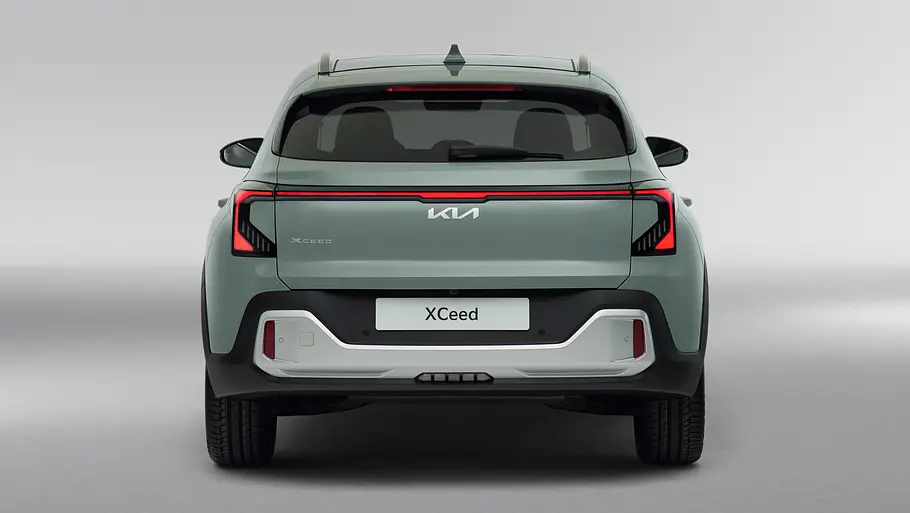 Das Kia XCeed Facelift in Studiokulisse fotografiert von schräg vorne.