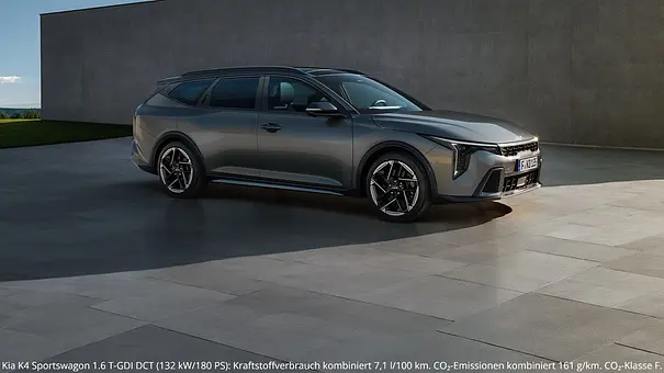 Der Kia K4 Sportswagon statisch von schräg vorne rechts. - Foto: Kia Der Kia K4 Sportswagon statisch von schräg vorne rechts. - Foto: Kia