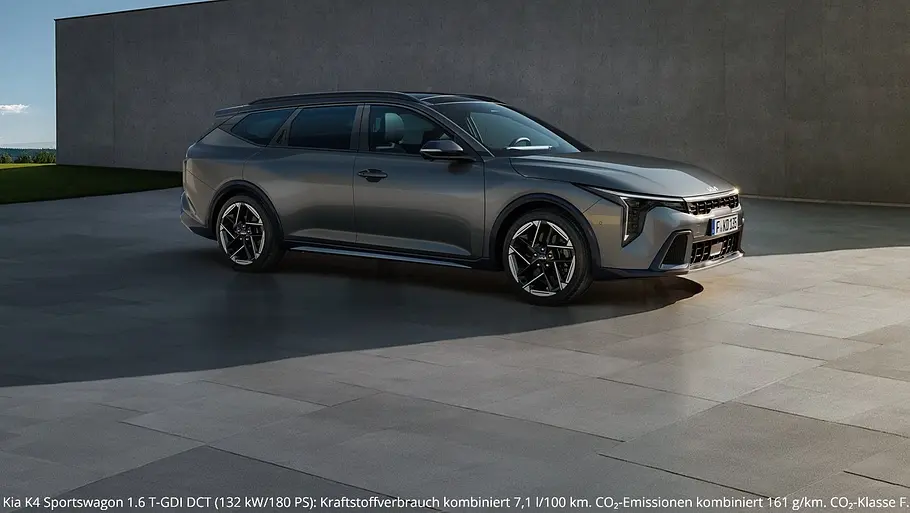 Kia K4 Sportswagon Firmenwagen Der Kia K4 Sportswagon statisch von schräg vorne rechts.