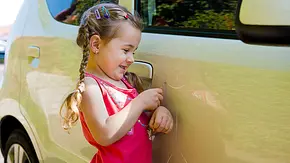 Kind beschädigt Auto: Wer zahlt? - Foto: Alamy