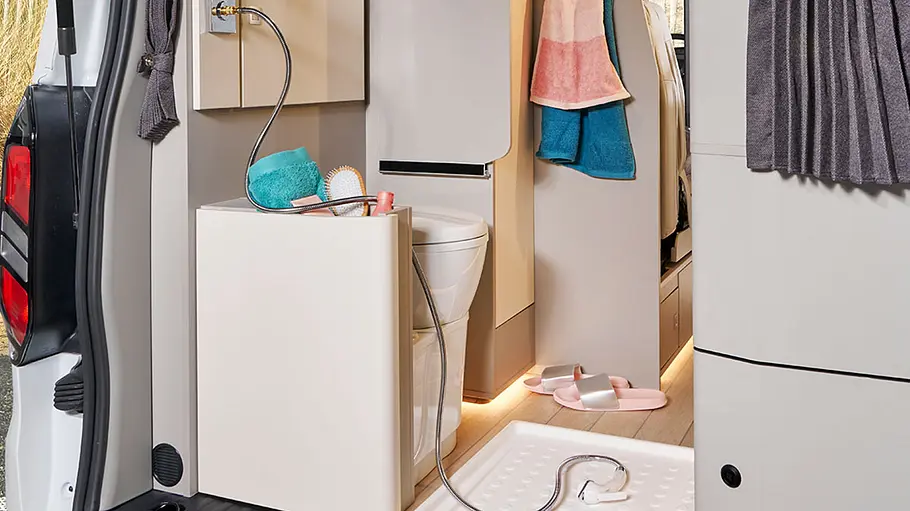 Blick durch die Heckklappe in das Badezimmer im Wohnraum des Westfalia Kelsey.