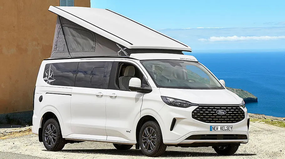 Der Westfalia Kelsey mit geöffnetem Aufstelldach statisch von schräg vorne rechts.