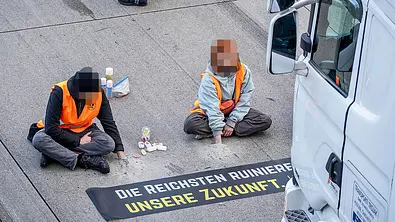 Klimaaktivist:innen genötigt: Lkw-Fahrer verurteilt - Foto: Imago