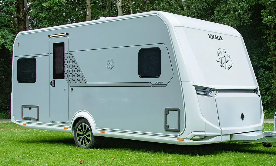 Knaus Azur 500 FU (2022) Knaus Azur 500 FU (2022) Außenansicht von schräg vorne: rechte Seite mit Eingangstür