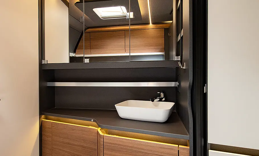 Knaus Azur 500 FU (2022) Knaus Azur 500 FU (2022) Nasszelle; Blick auf Spiegel und Waschbecken