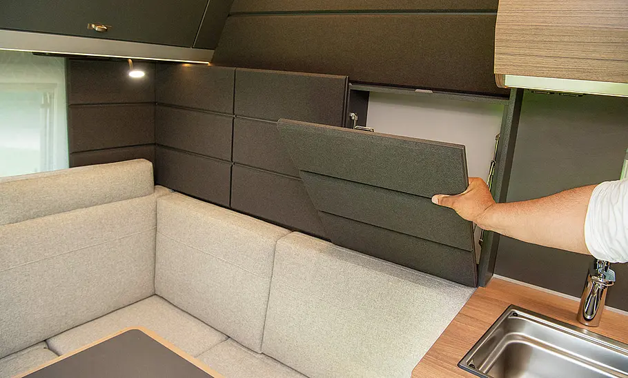 Knaus Azur 500 FU (2022) Knaus Azur 500 FU (2022) Wohnraum; Stauraum hinter Verkleidung