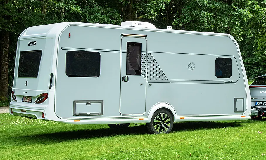 Knaus Azur 500 FU (2022) Knaus Azur 500 FU (2022) Außenansicht von schräg hinten: rechte Seite mit Eingangstür