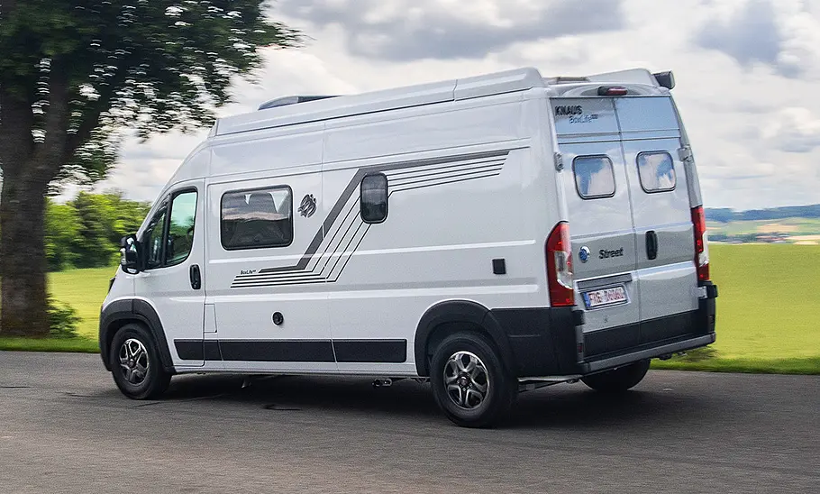 Knaus Boxlife Pro 600 Street (2024); fahrend, schräg hinten
