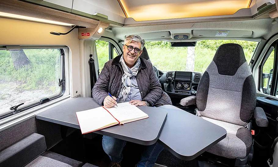Knaus Boxlife Pro 600 Street (2024); Sitzgruppe mit Christian Steiger
