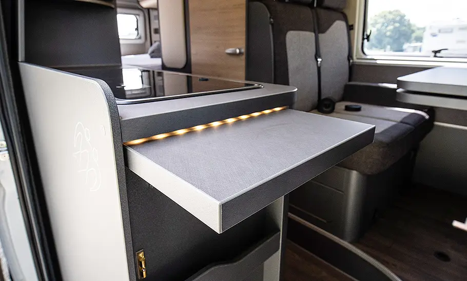 Knaus Boxlife Pro 600 Street (2024); ausziehbarer Tisch an der Küchenzeile