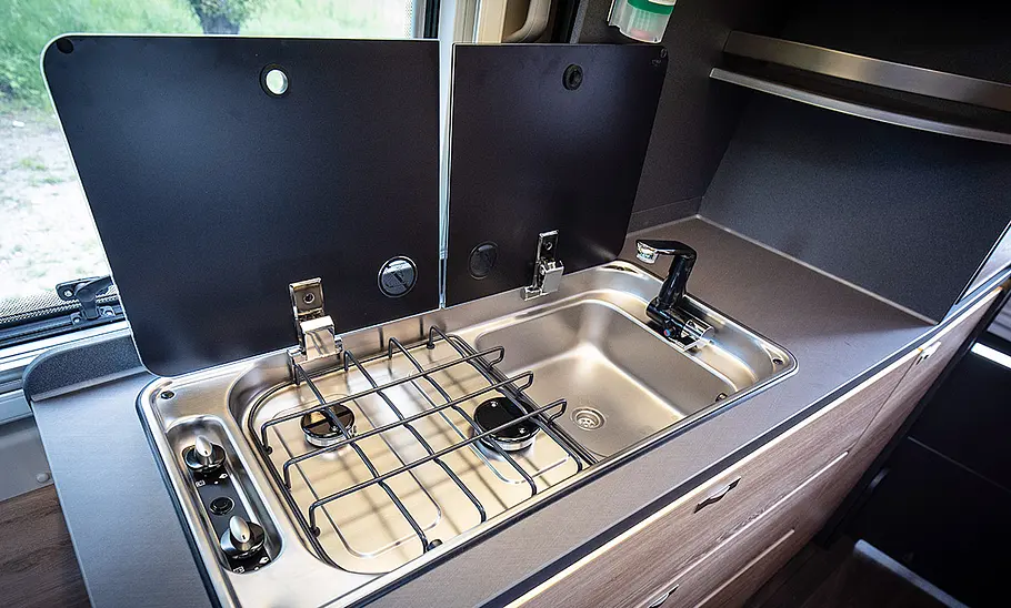 Knaus Boxlife Pro 600 Street (2024); Küchenzeile mit zweiflammigem Herd und Spüle