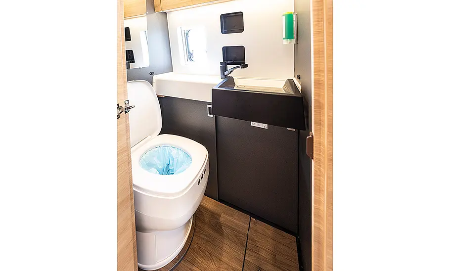 Knaus Boxlife Pro 600 Street (2024); Bad mit Toilette