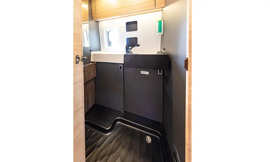 Knaus Boxlife Pro 600 Street (2024); Bad mit ausfahrbarer Dusche