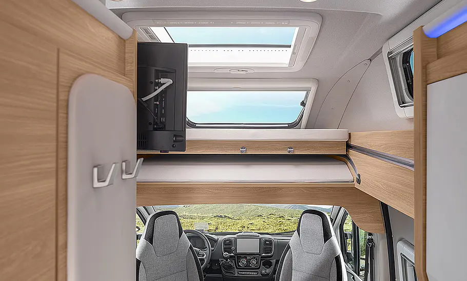 Knaus Boxlife Pro XL (2024) Das eingefahrene Schiebebett im Hochdach des Knaus Boxlife Pro XL (2024) aus dem Küchenbereich heraus fotografiert.