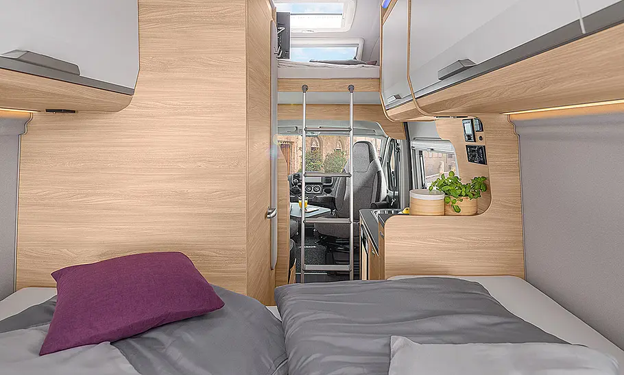 Knaus Boxlife Pro XL (2024) Das feste Heckbett des Knaus Boxlife Pro XL (2024) aus dem Heckbereich heraus fotografiert.