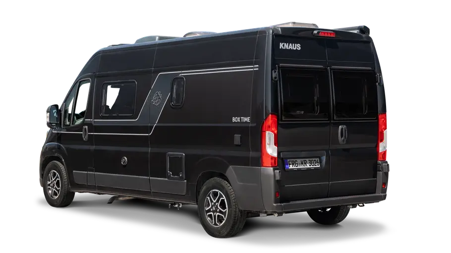 Der Knaus Boxtime statisch von schräg hinten links vor weißem Hintergrund.