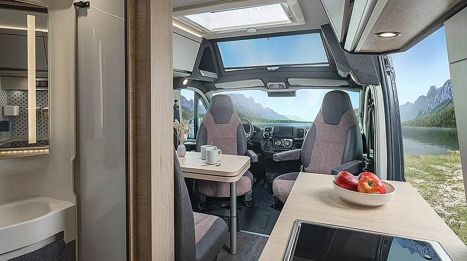 Der Wohnraum des Knaus Boxtime mit Ansicht in Richtung Cockpit.