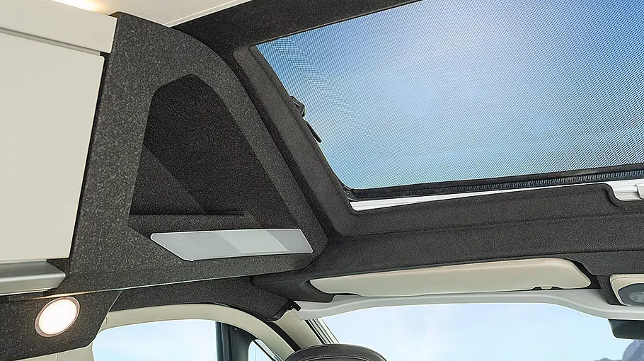 Die Seitenkästen im Dachbereich über dem Fahrerhaus des Knaus Boxtime im Detail. Der Fokus liegt auf dem Material, das Knaus Light Weight Technology nennt.