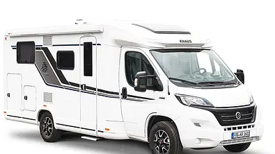 Die Studioaufnahme zeigt den Knaus Sky TI 650 MEG (2025) von schräg vorne. - Foto: Knaus