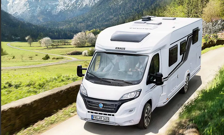 Die Außenaufnahme zeigt den Knaus Sky TI 700 MEG  (2025) von schräg oben im Fahrbetrieb.