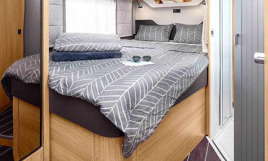 Das Schlafzimmer im Heck des Knaus Sky TI (2025) mit verbundenen Betten.