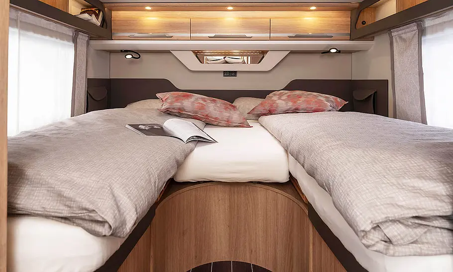 Das Schlafzimmer im Heck des Knaus Sky TI (2025) mit getrennten Einzelbetten.