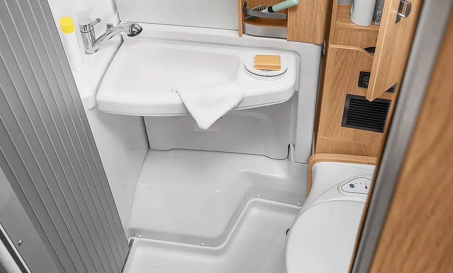 Das Badezimmer im Heck des Knaus Sky TI (2025) mit getrennten Einzelbetten.
