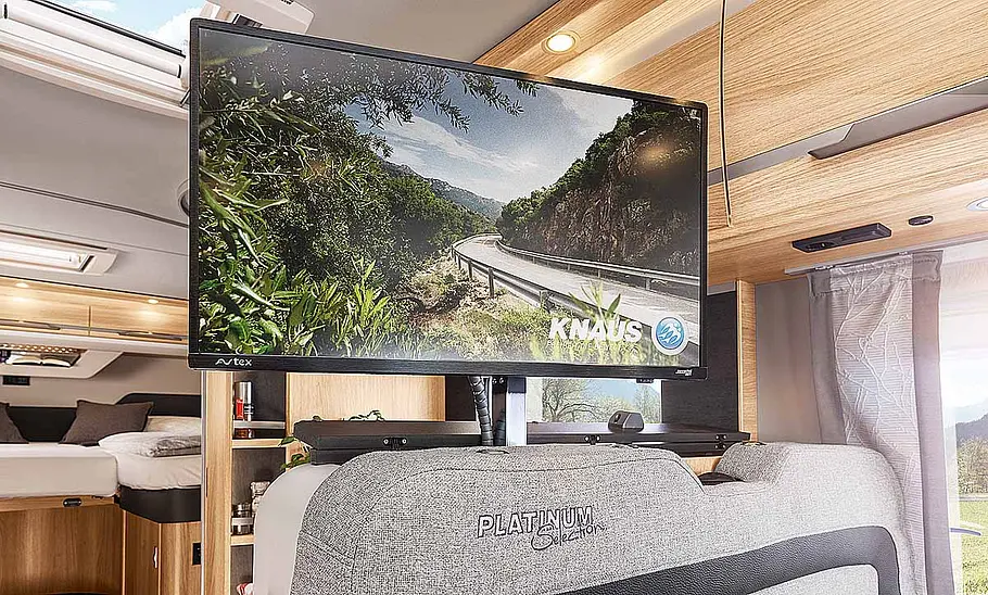 Das Detailfoto zeigt den Smart-TV über der Sitzgruppe des Knaus Sky TI (2025).