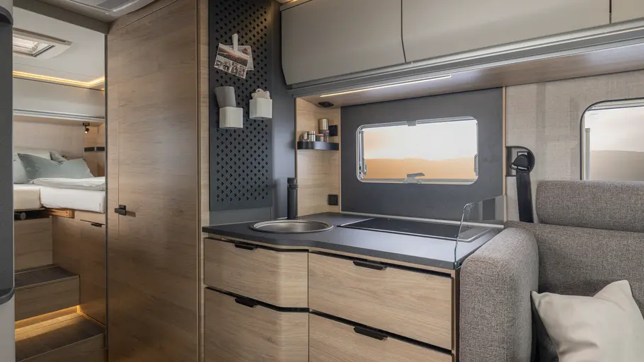 Knaus Sky TI 700 DEG. Die Innenaufnahme zeigt die Küche des Knaus Sky TI 700 DEG.