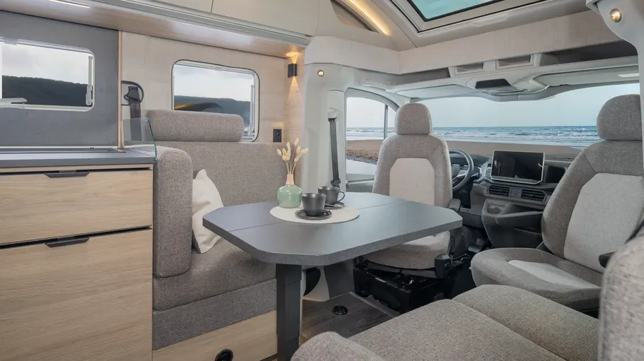 Knaus Sky TI 700 DEG Die Innenaufnahme zeigt Cockpit und Sitzgruppe des Knaus Sky TI 700 DEG.