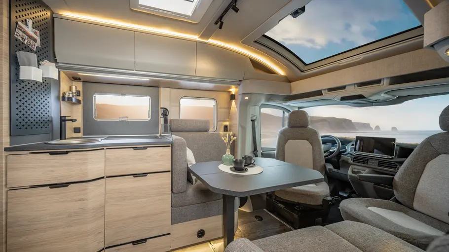 Knaus Sky TI 700 DEG. Die Innenaufnahme zeigt Cockpit und Sitzgruppe des Knaus Sky TI 700 DEG.