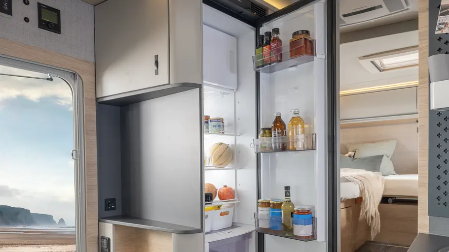 Knaus Sky TI 700 DEG. Die Innenaufnahme zeigt den Kühlschrank des Knaus Sky TI 700 DEG.